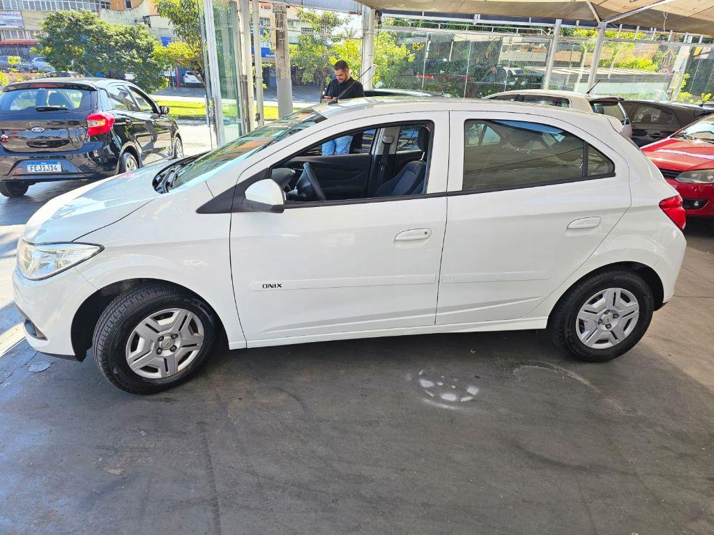 CHEVROLET Onix Hatch - Foto