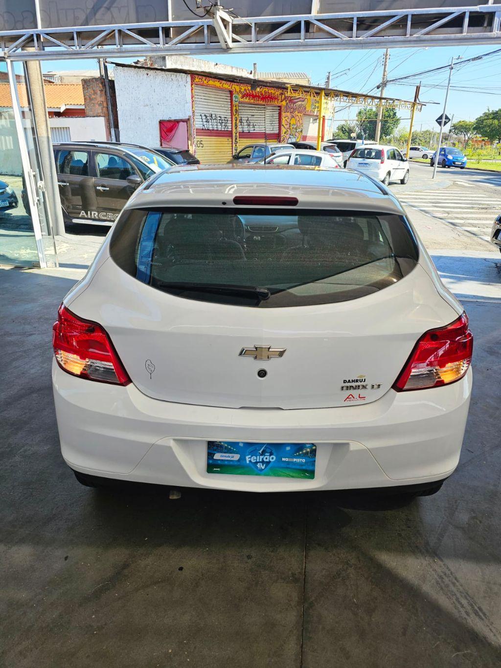 CHEVROLET Onix Hatch - Foto