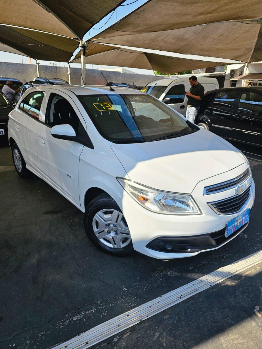 CHEVROLET Onix Hatch - Foto