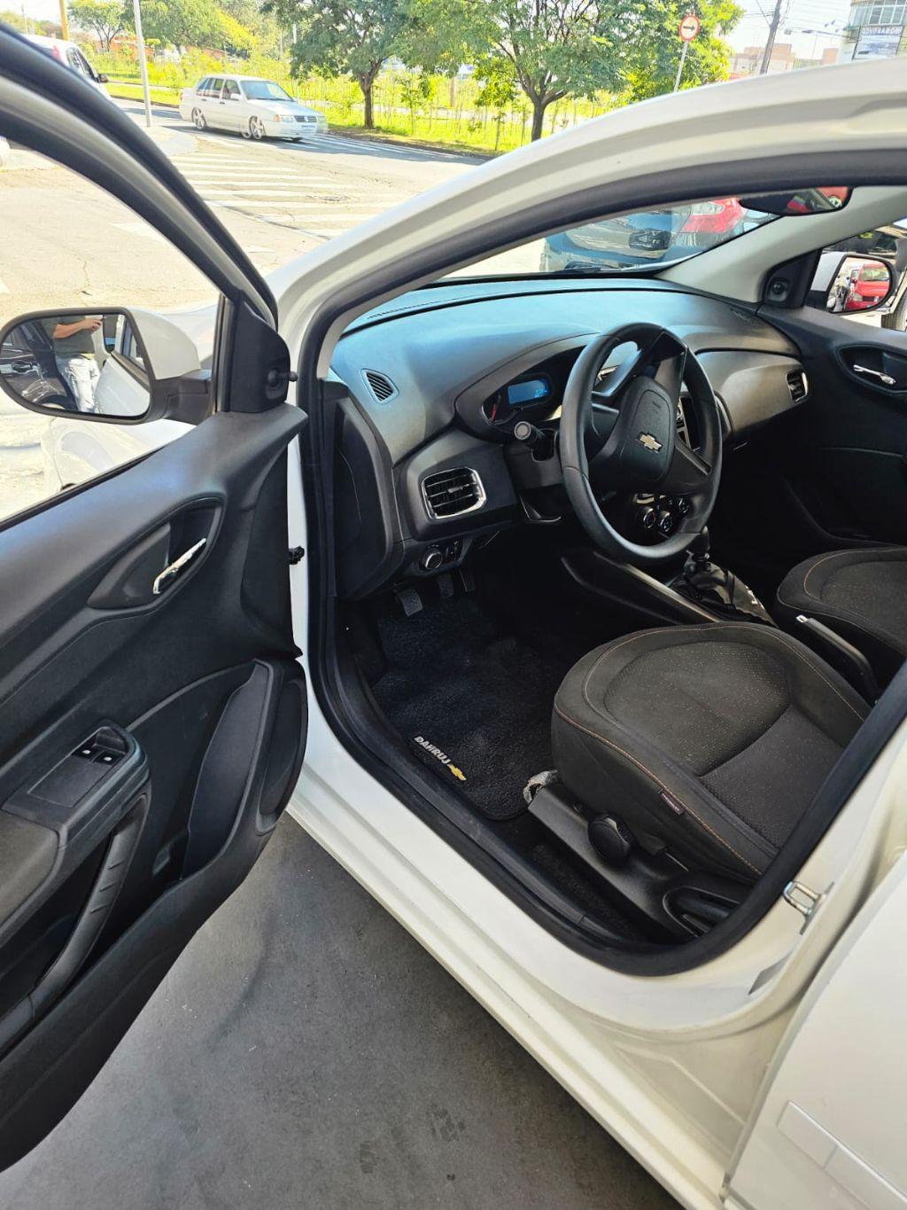CHEVROLET Onix Hatch - Foto