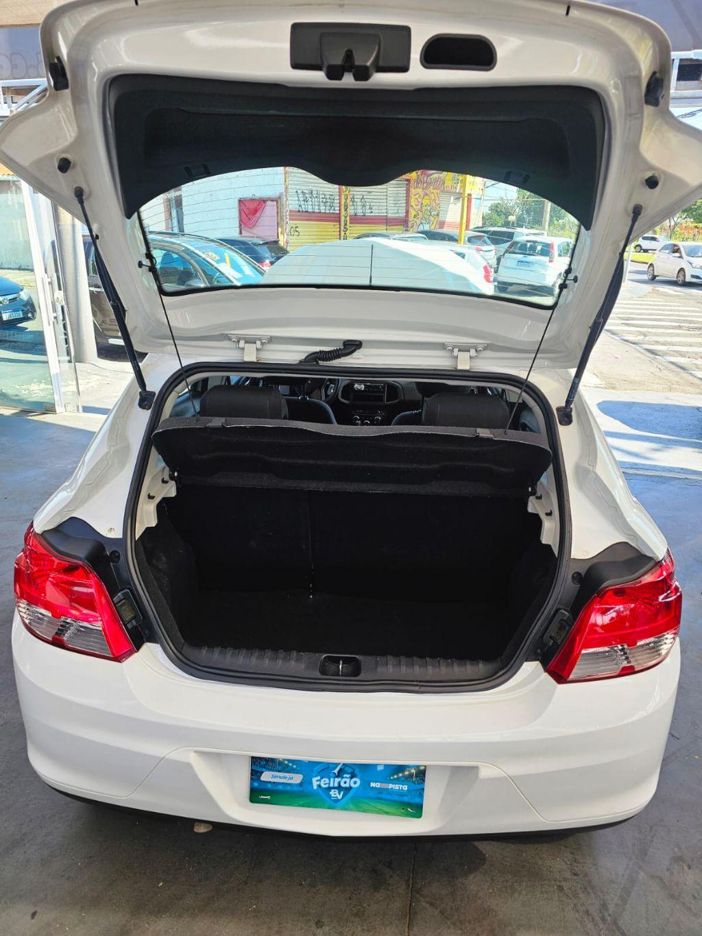 CHEVROLET Onix Hatch - Foto