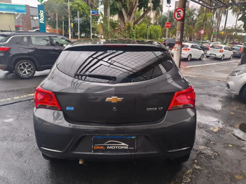 CHEVROLET Onix Hatch - Foto