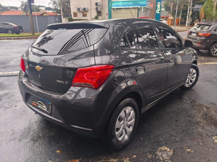 CHEVROLET Onix Hatch - Foto