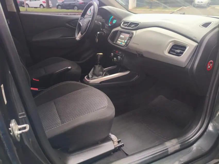 CHEVROLET Onix Hatch - Foto