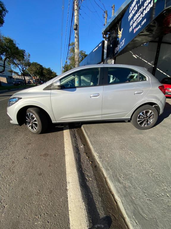 CHEVROLET Onix Hatch - Foto
