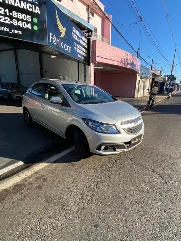 CHEVROLET Onix Hatch - Foto