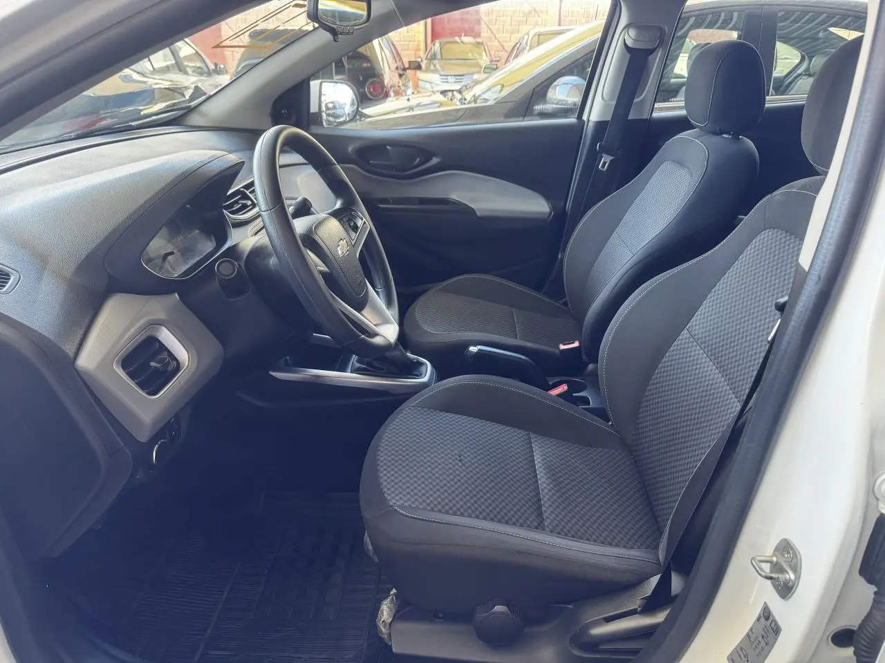 CHEVROLET Onix Hatch - Foto