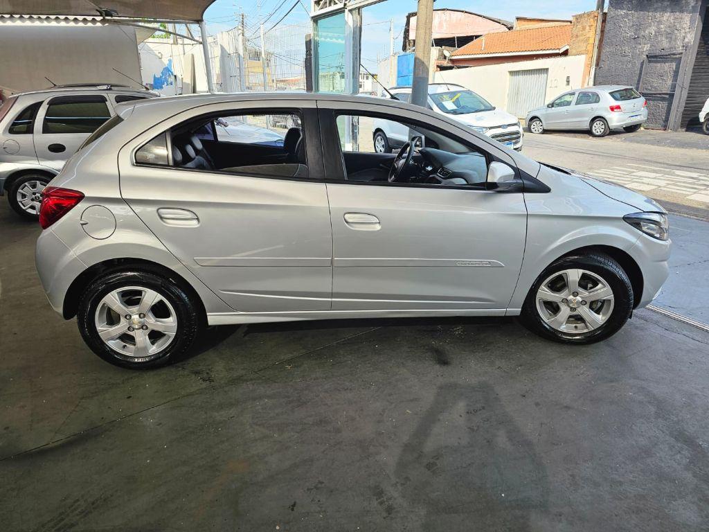 CHEVROLET Onix Hatch - Foto