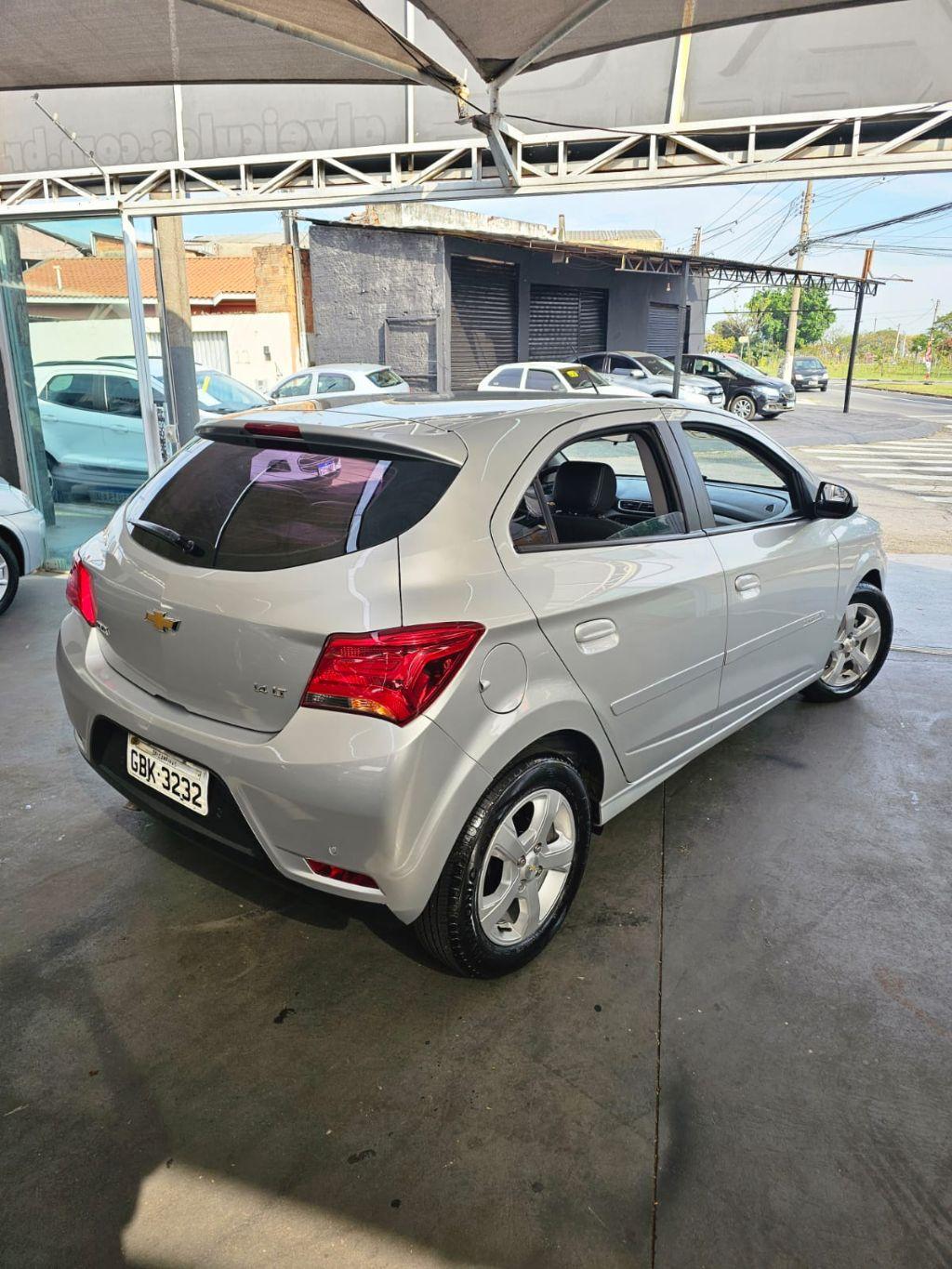 CHEVROLET Onix Hatch - Foto