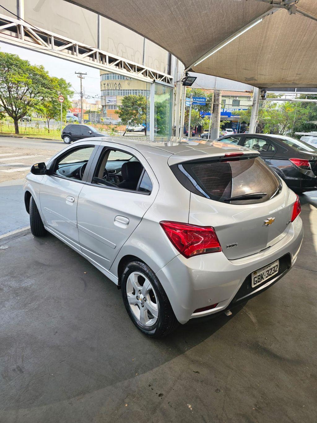 CHEVROLET Onix Hatch - Foto
