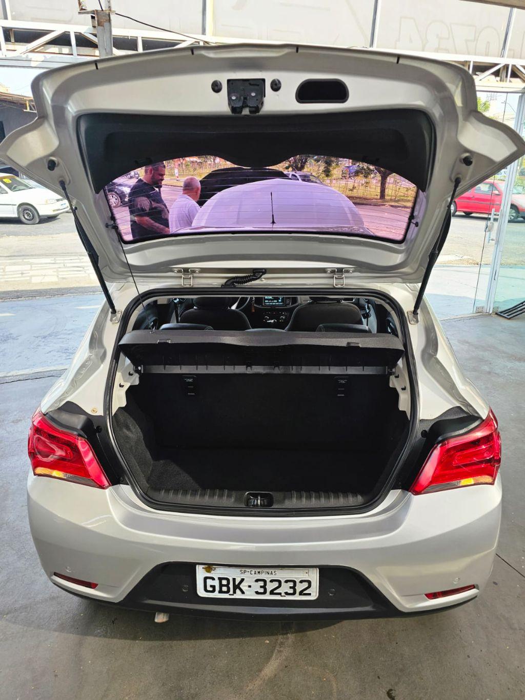 CHEVROLET Onix Hatch - Foto