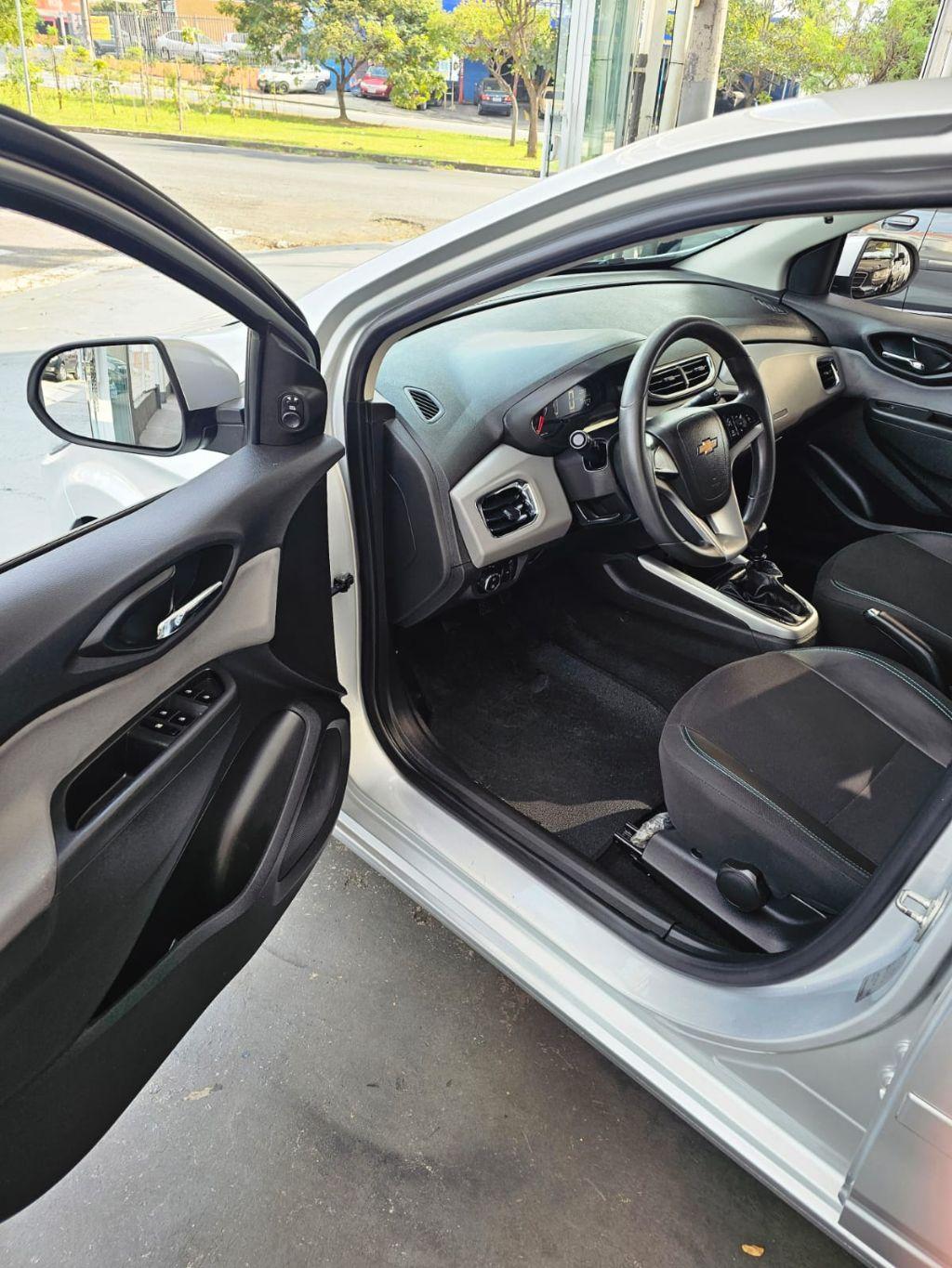 CHEVROLET Onix Hatch - Foto