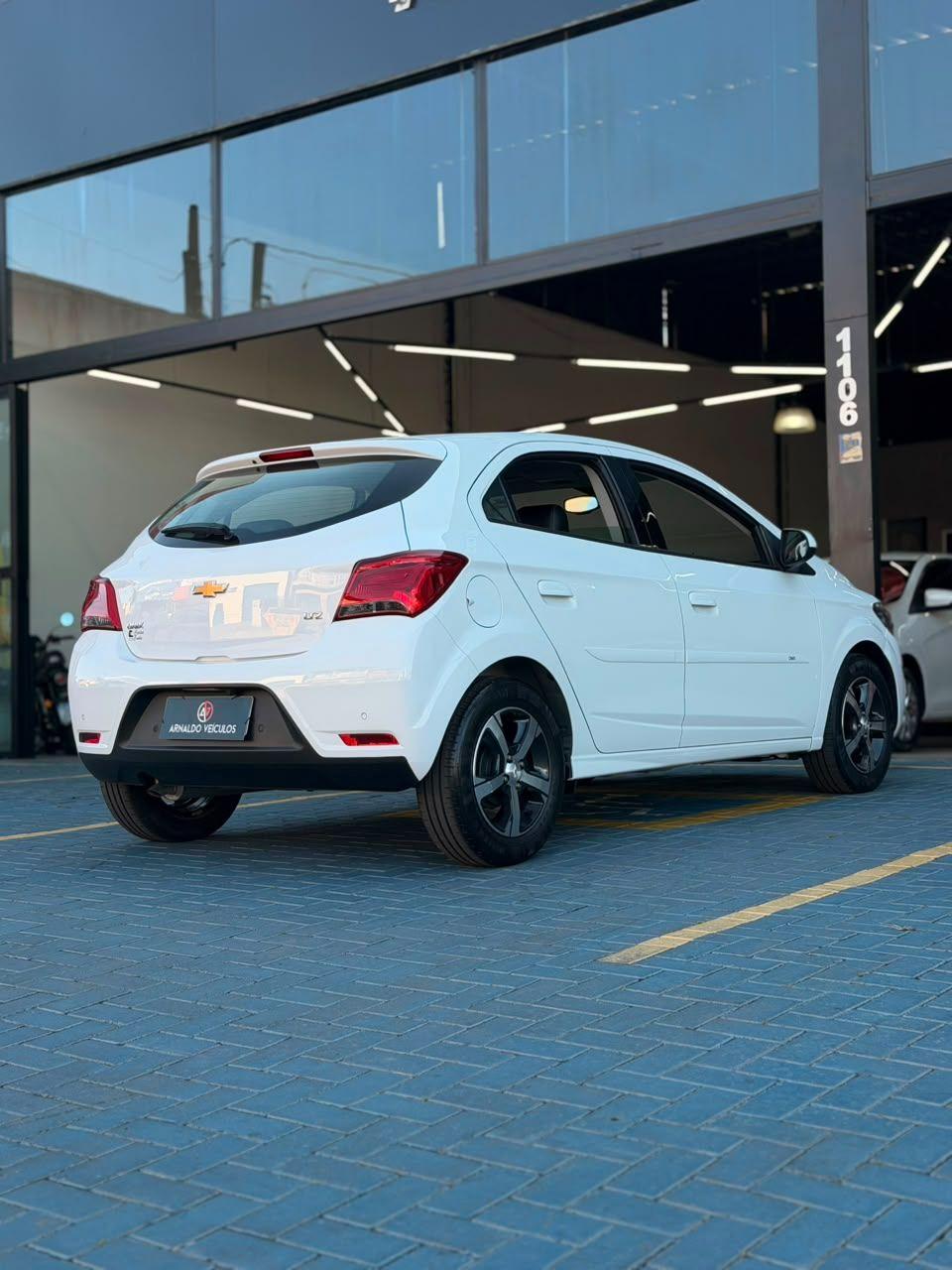 CHEVROLET Onix Hatch - Foto