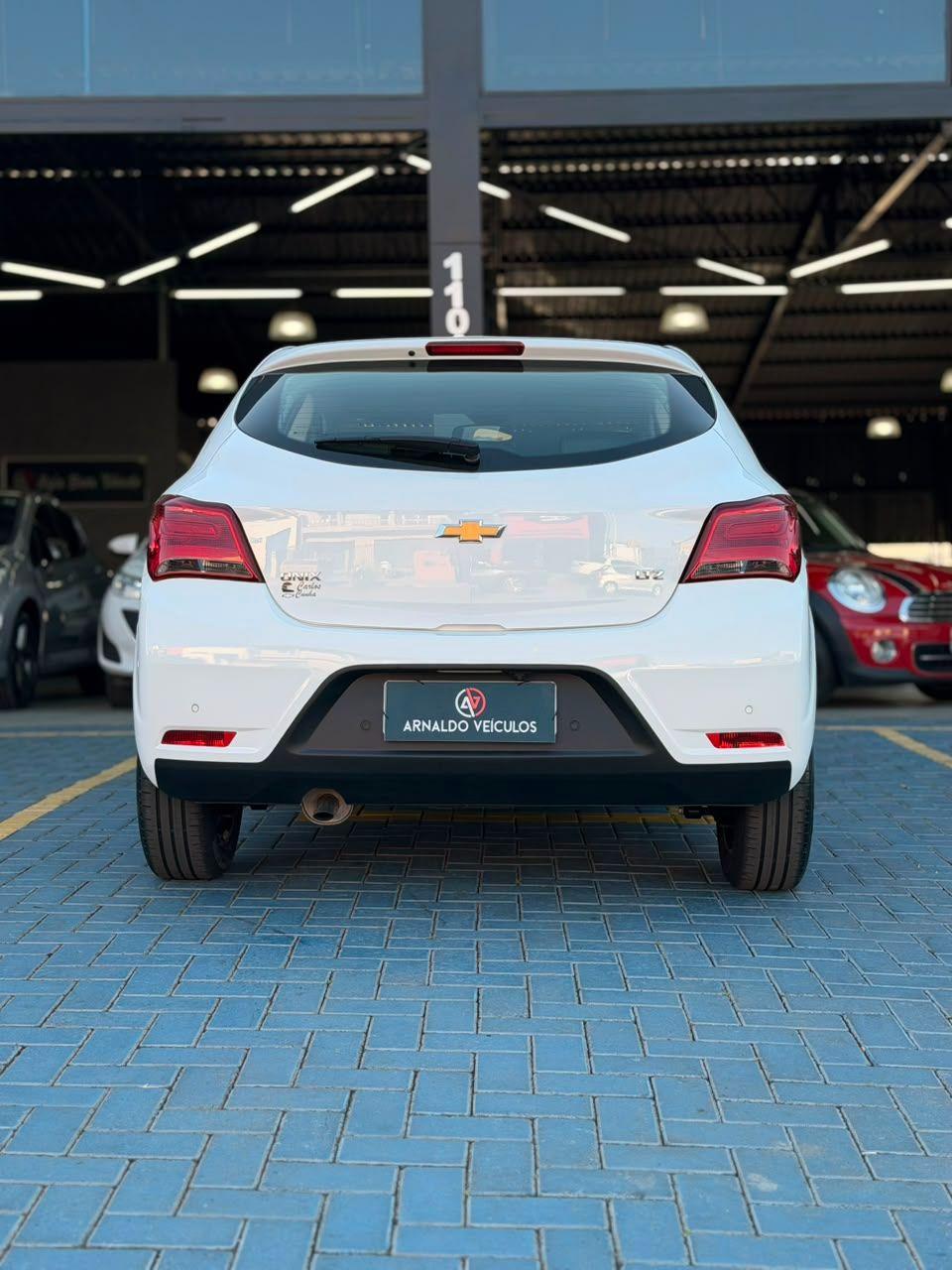 CHEVROLET Onix Hatch - Foto