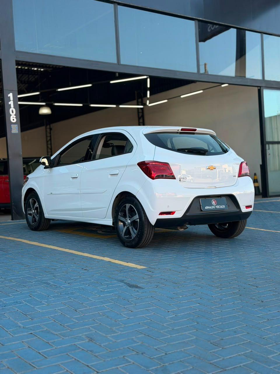 CHEVROLET Onix Hatch - Foto