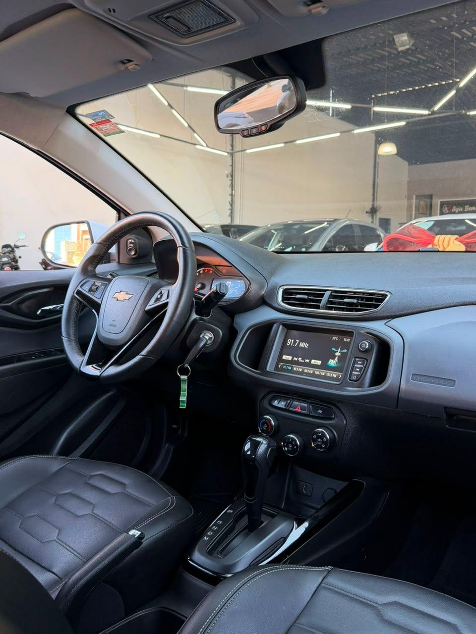 CHEVROLET Onix Hatch - Foto