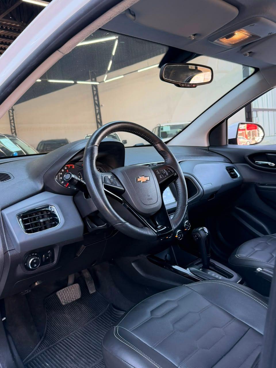 CHEVROLET Onix Hatch - Foto