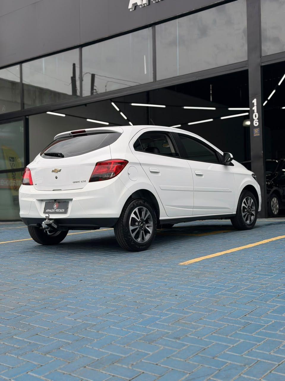 CHEVROLET Onix Hatch - Foto