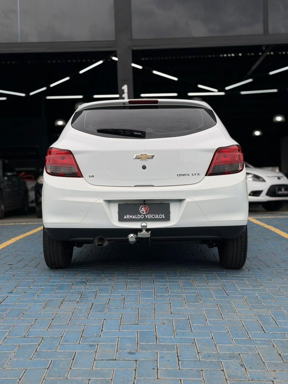 CHEVROLET Onix Hatch - Foto