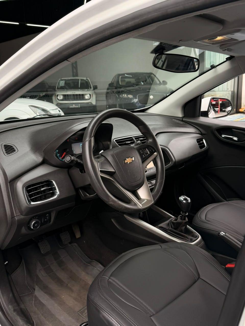 CHEVROLET Onix Hatch - Foto