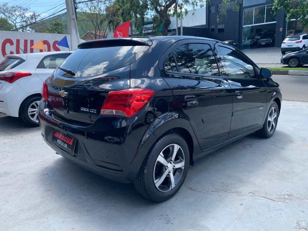 CHEVROLET Onix Hatch - Foto