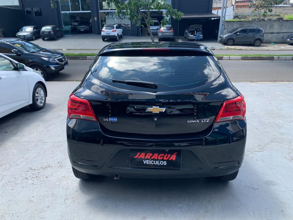 CHEVROLET Onix Hatch - Foto