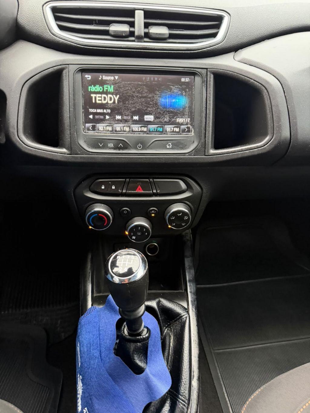 CHEVROLET Onix Hatch - Foto