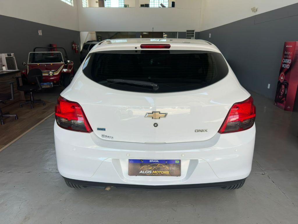 CHEVROLET Onix Hatch - Foto