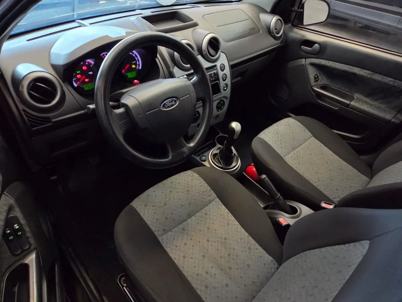 FORD Fiesta Hatch - Foto