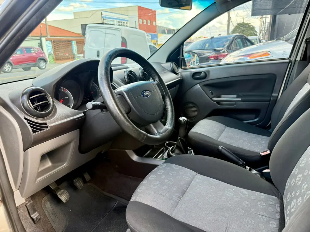 FORD Fiesta Hatch - Foto