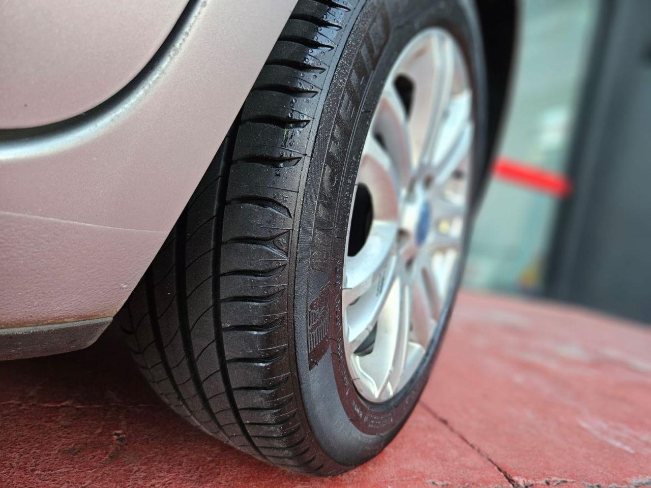 FORD Focus Sedan - Foto