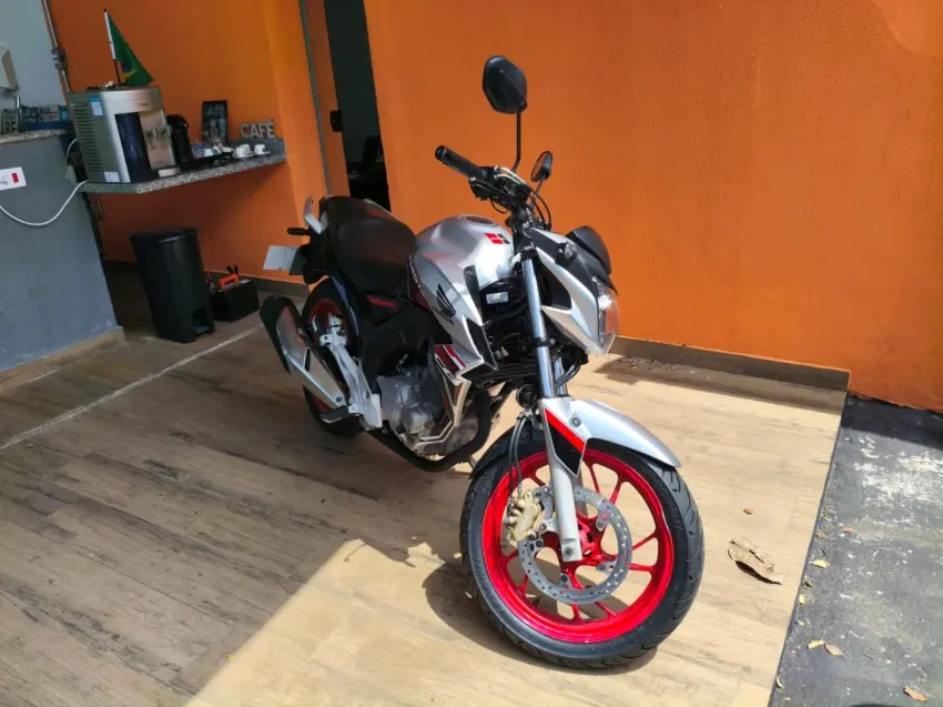HONDA CB 250 F Twister - Foto