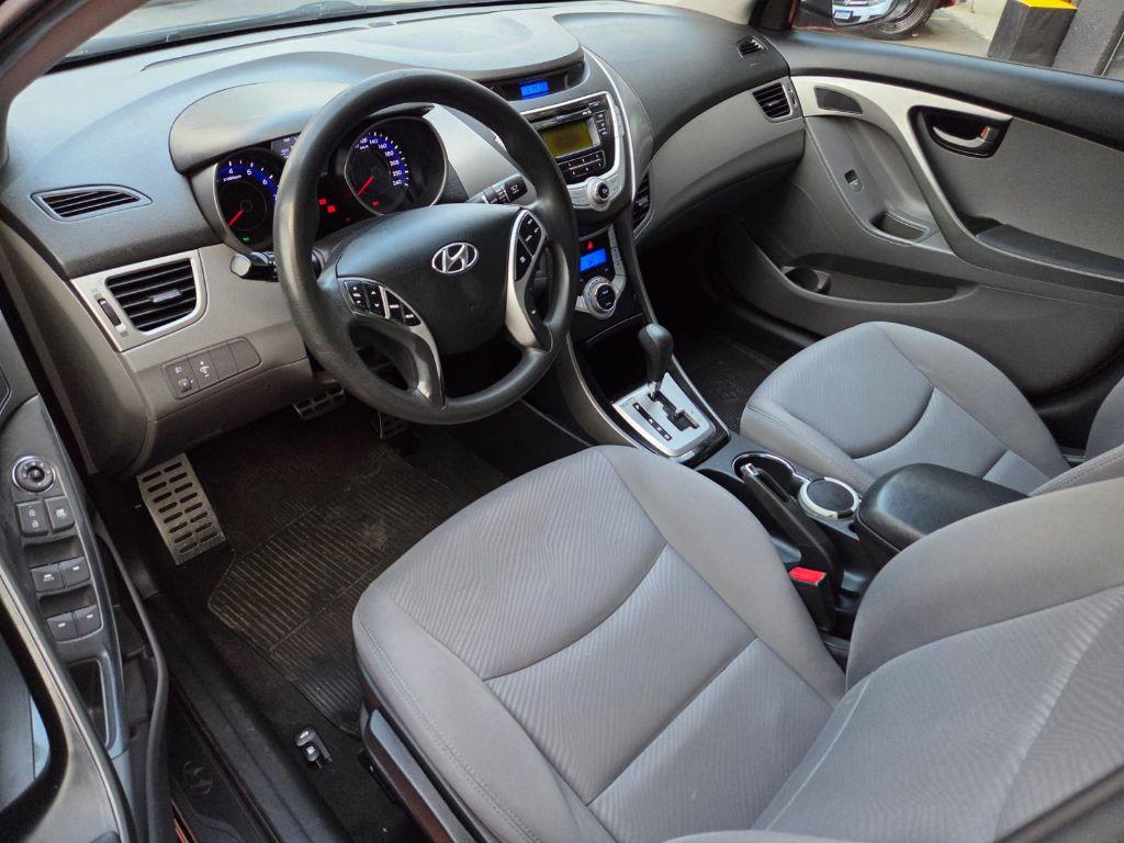 HYUNDAI Elantra - Foto