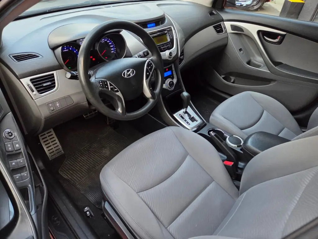 HYUNDAI Elantra - Foto