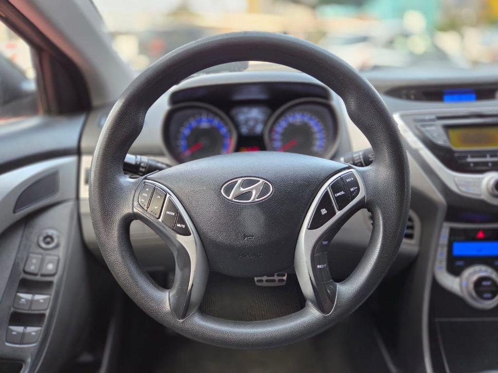HYUNDAI Elantra - Foto