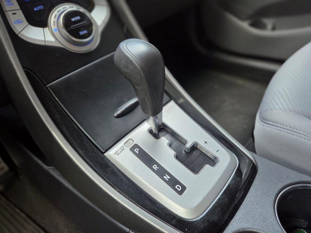 HYUNDAI Elantra - Foto