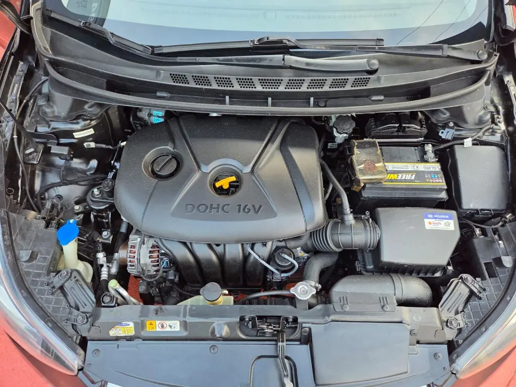 HYUNDAI Elantra - Foto