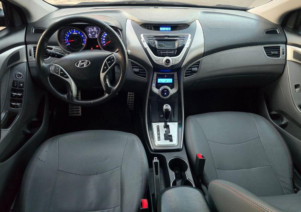 HYUNDAI Elantra - Foto