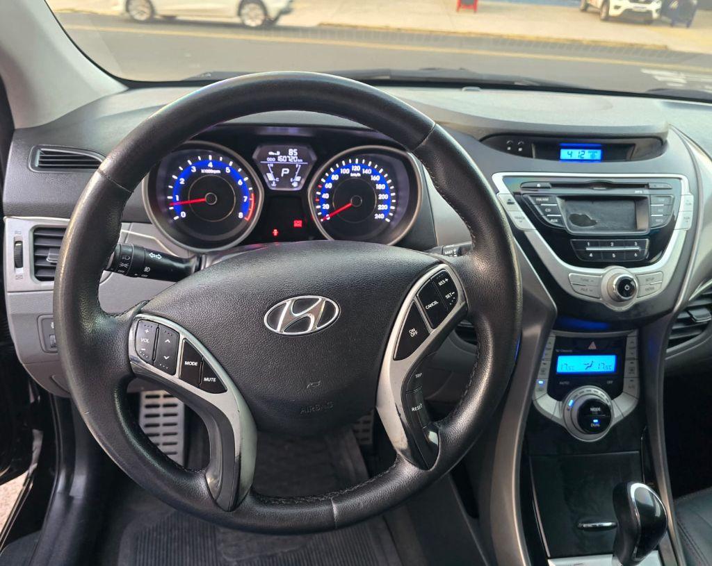 HYUNDAI Elantra - Foto