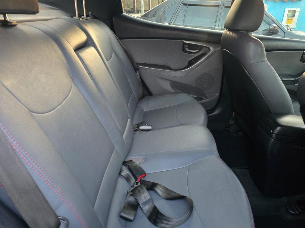 HYUNDAI Elantra - Foto