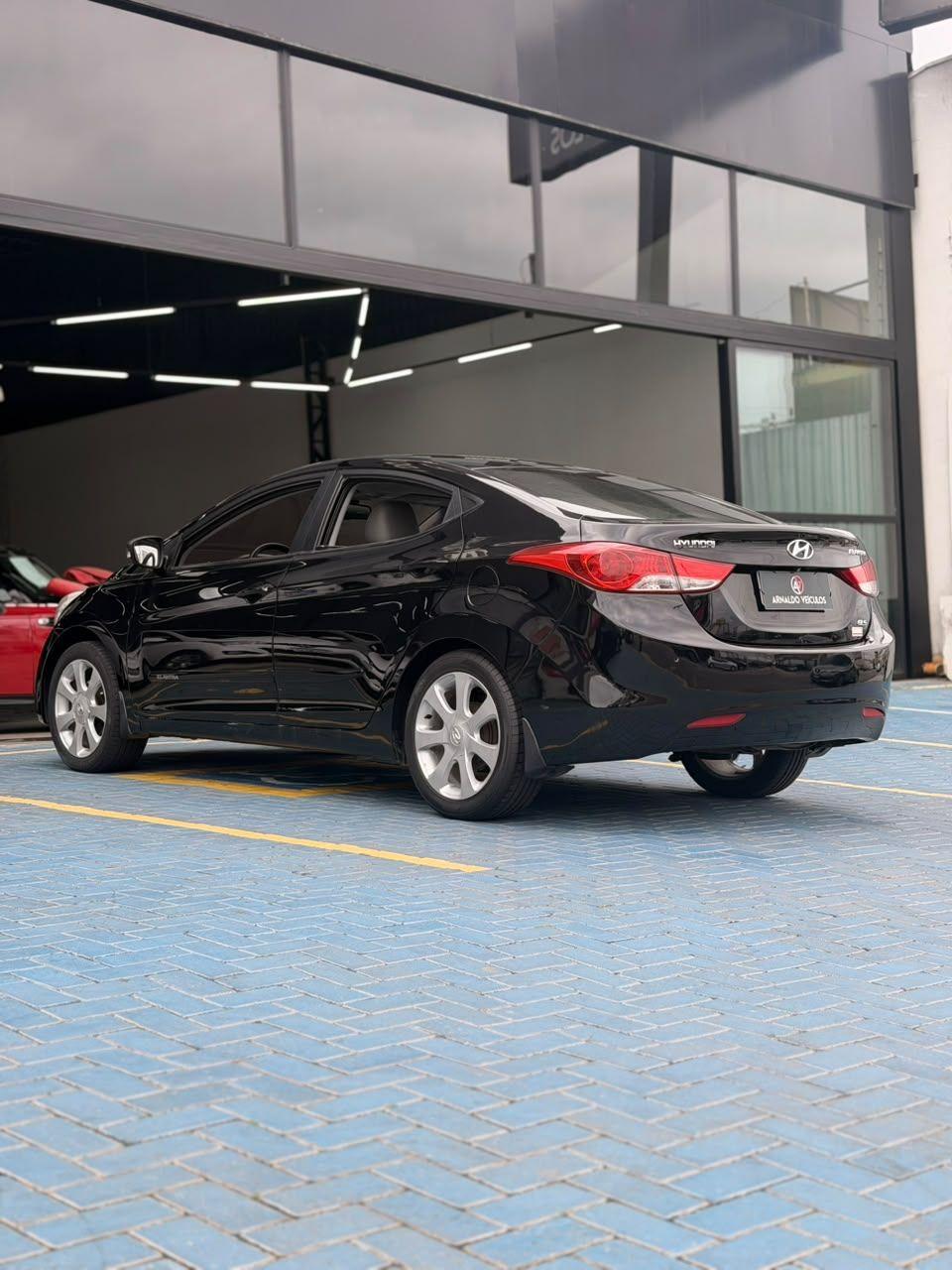 HYUNDAI Elantra - Foto