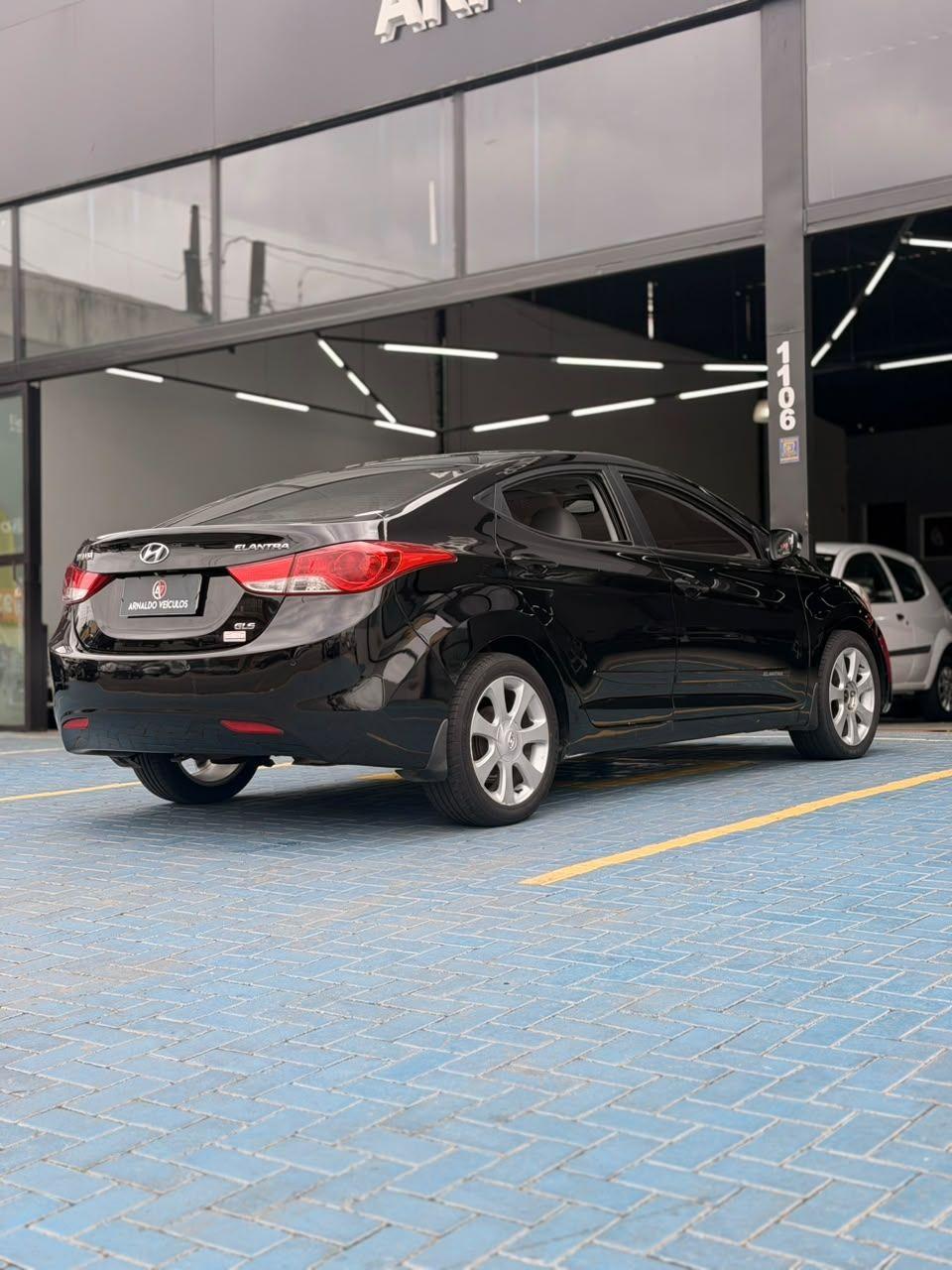 HYUNDAI Elantra - Foto