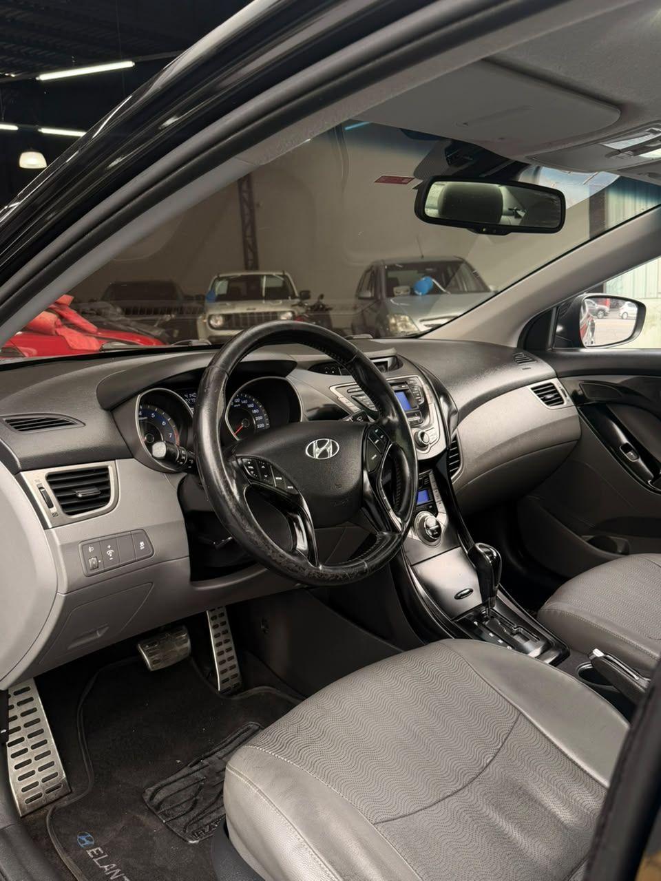 HYUNDAI Elantra - Foto