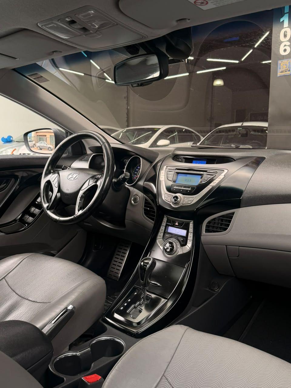 HYUNDAI Elantra - Foto