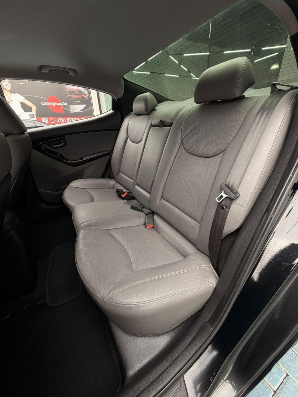 HYUNDAI Elantra - Foto