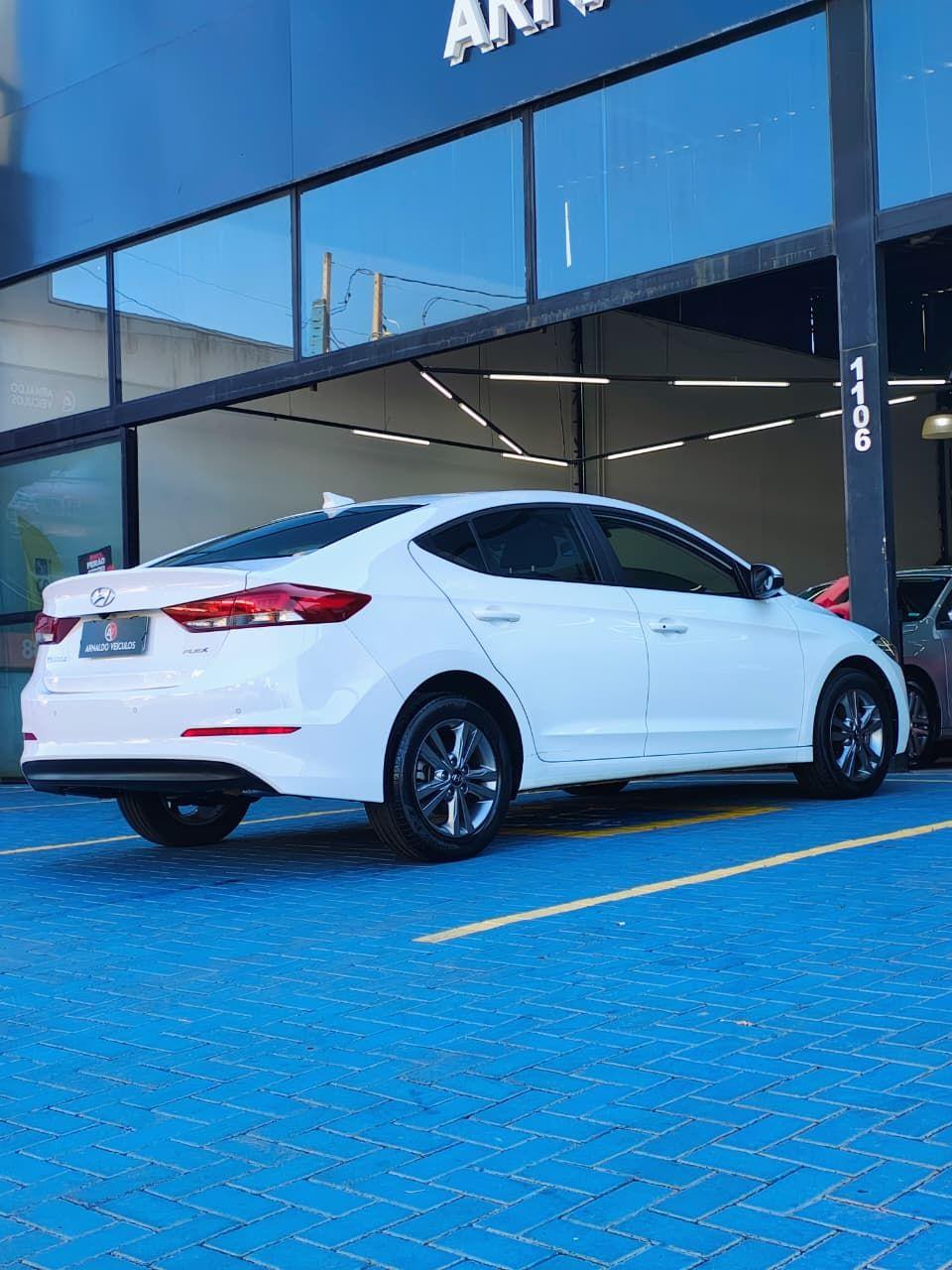 HYUNDAI Elantra - Foto