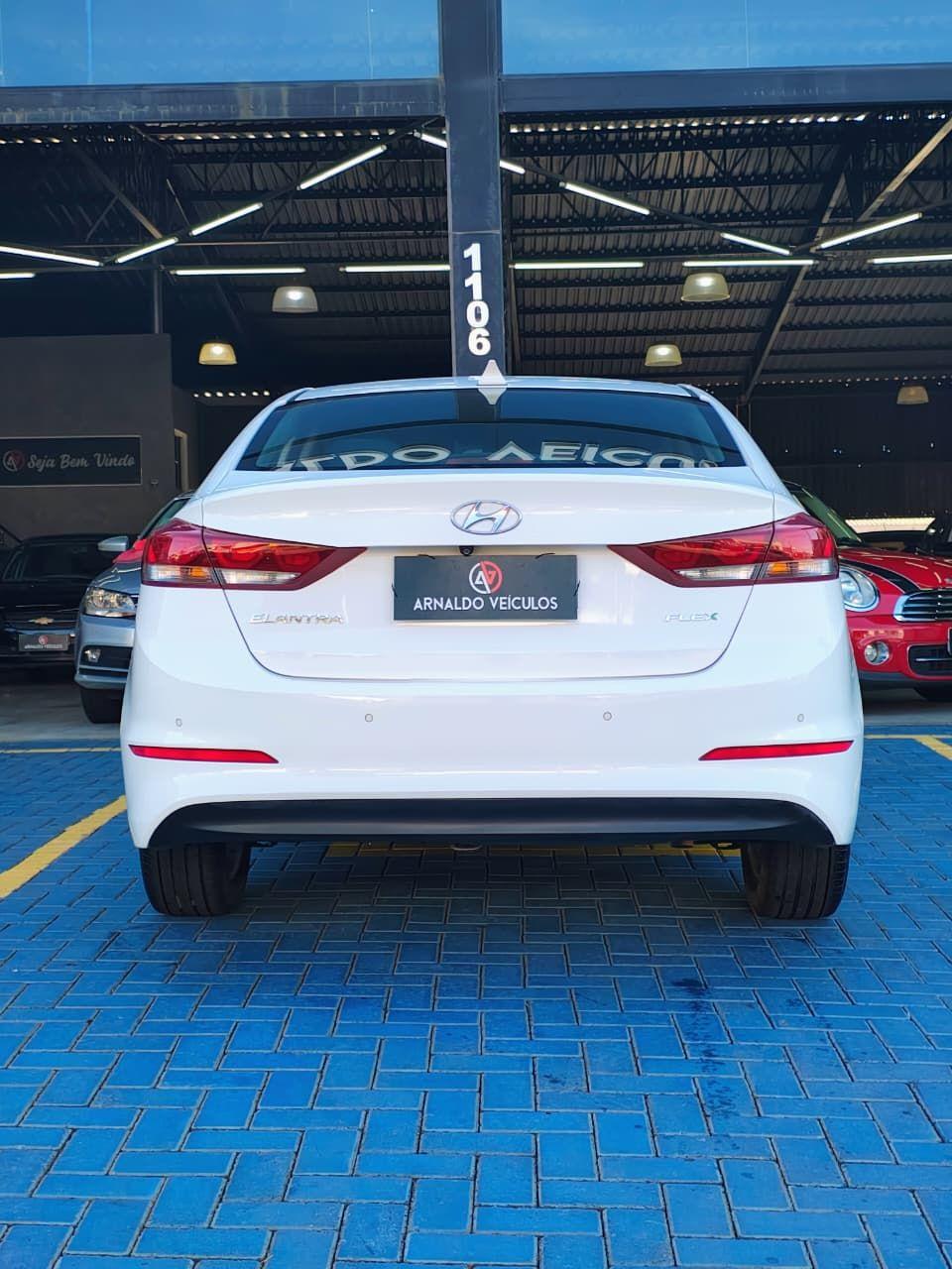 HYUNDAI Elantra - Foto