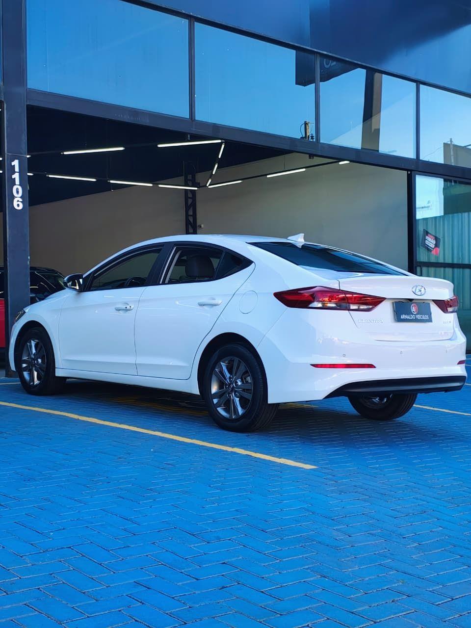 HYUNDAI Elantra - Foto