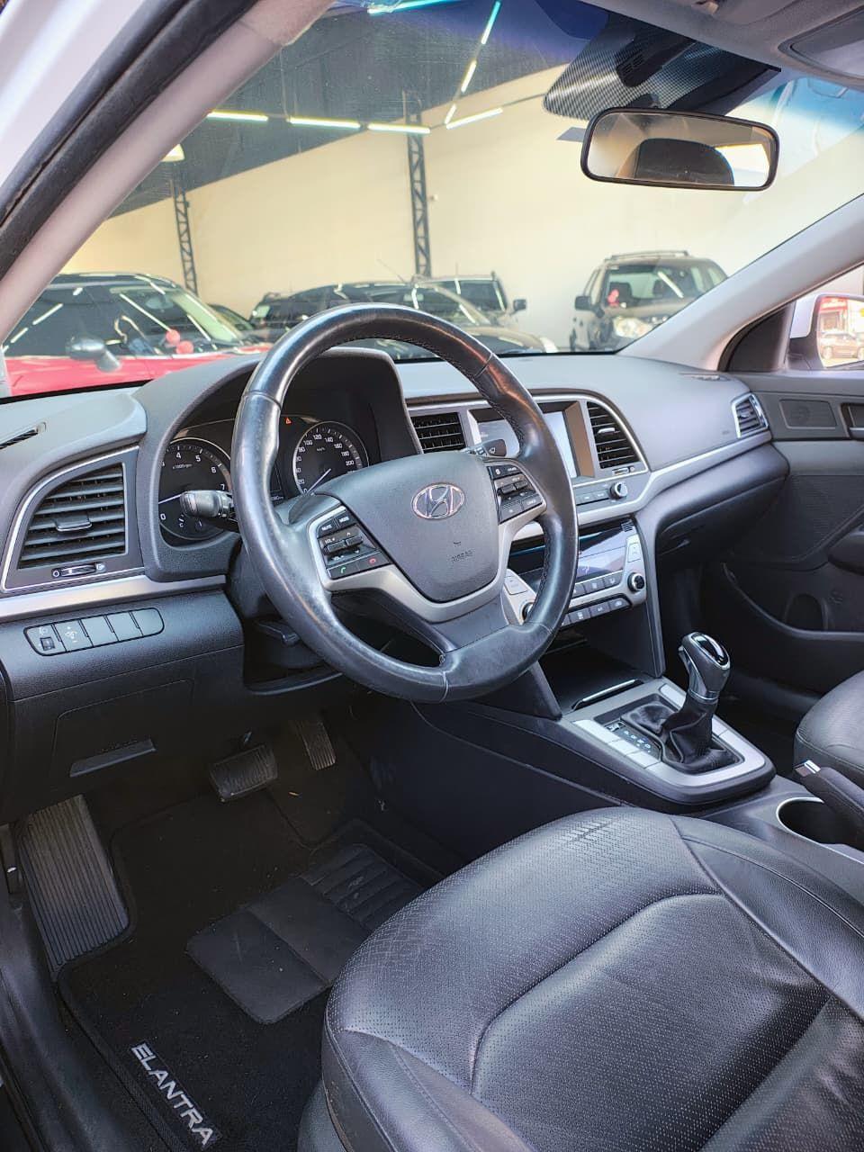 HYUNDAI Elantra - Foto