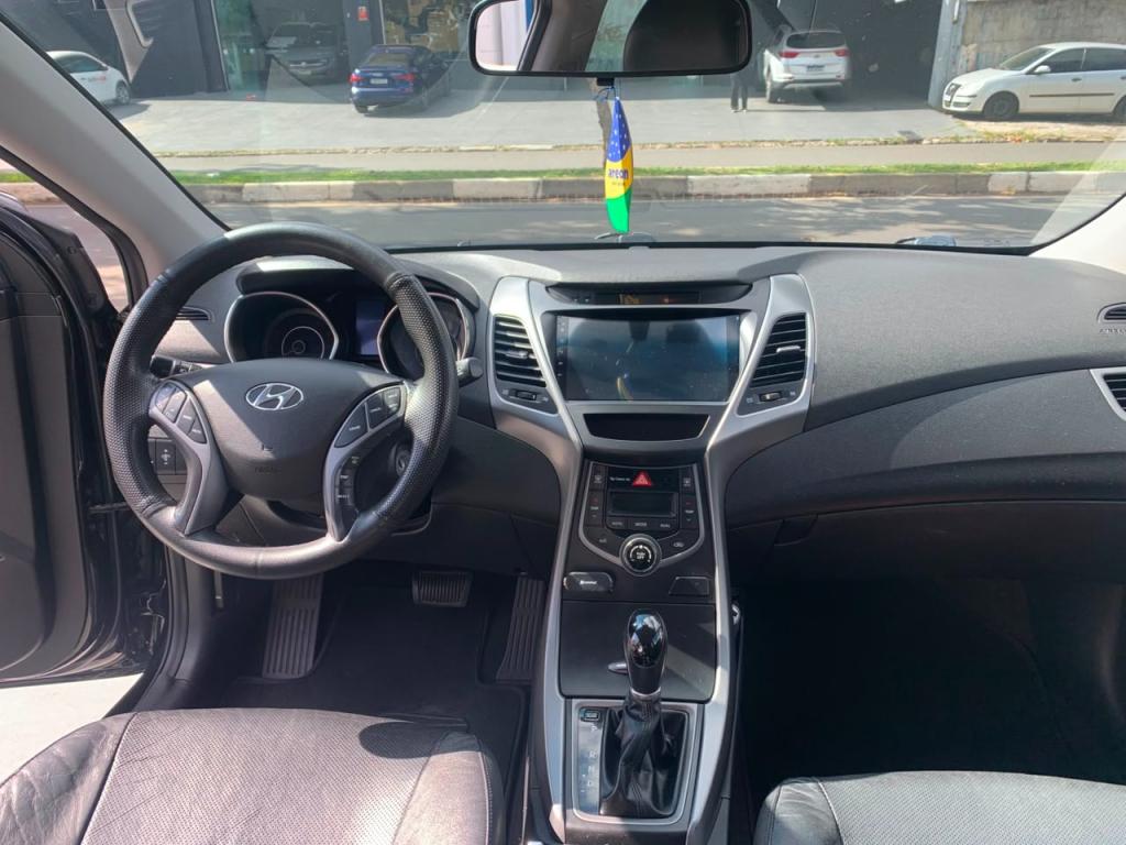 HYUNDAI Elantra - Foto